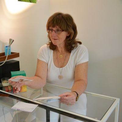 Sandra Rück bei der Beratung in ihrer TCM-Praxis in Dittingen